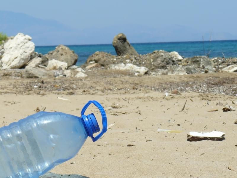 Scopri di più sull'articolo Unione Europea, direttiva sulla riduzione dell’inquinamento prodotto da oggetti di plastica monouso. MDC: Un prezioso tassello per la lotta ai rifiuti, ma occorre azione di sensibilizzazione nei confronti dei consumatori e sanzioni contro chi inquina.