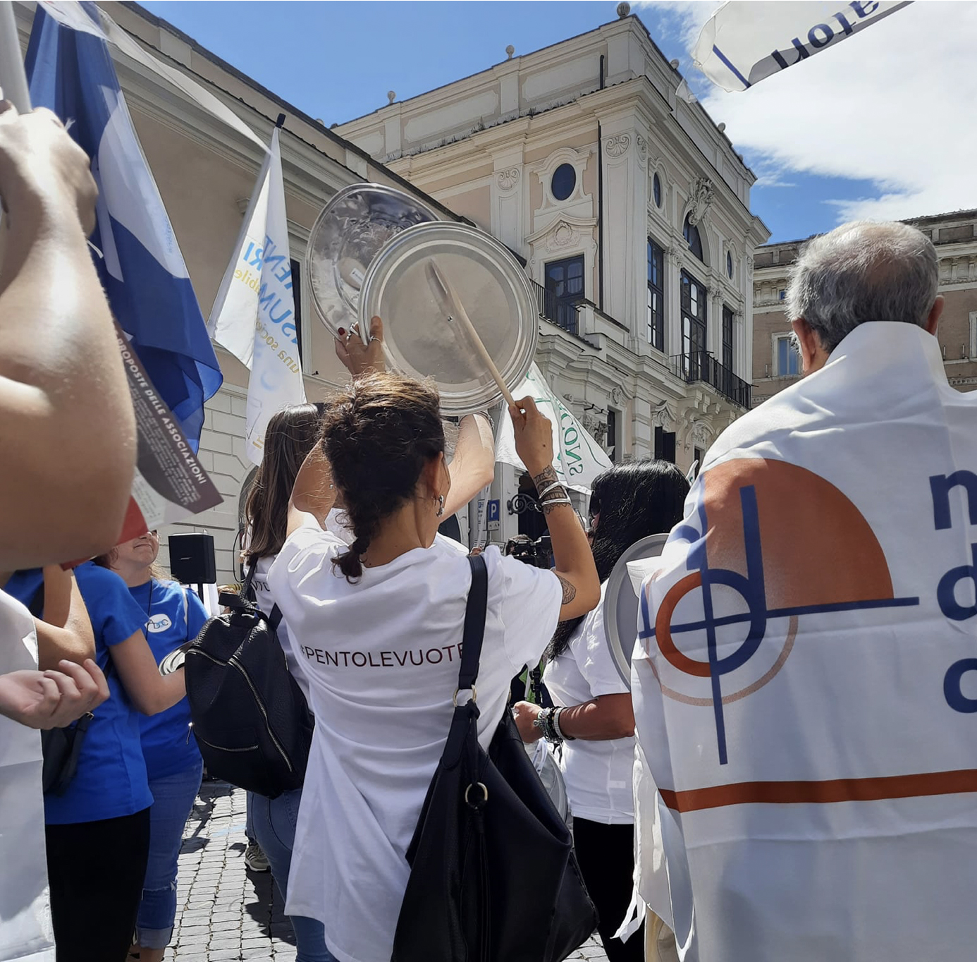 Al momento stai visualizzando Prezzi: si è tenuta oggi nelle principali piazze italiane la “PROTESTA DELLE PENTOLE VUOTE”